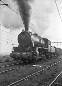 159931 Afbeelding van de stoomlocomotief nr. 4705 (serie 4700; nrs. 4701-4735) van de N.S. met een kolentrein op het ...